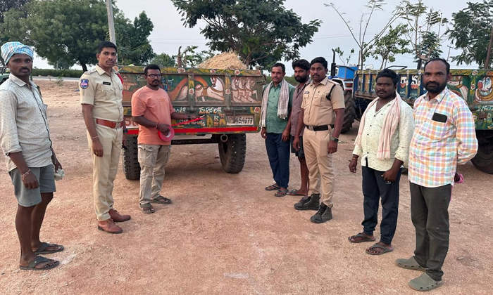 Police Put Radium Stickers On Tractors Transporting Paddy, Police ,radium Sticke Police Put Radium Stickers On Tractors Transporting Paddy, Police ,radium Sticke-TeluguStop.com