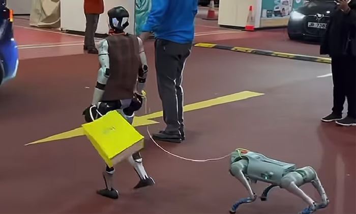 Humanoid Robot Goes Shopping With Dog Robot In China Shocks Netizens With Human-TeluguStop.com