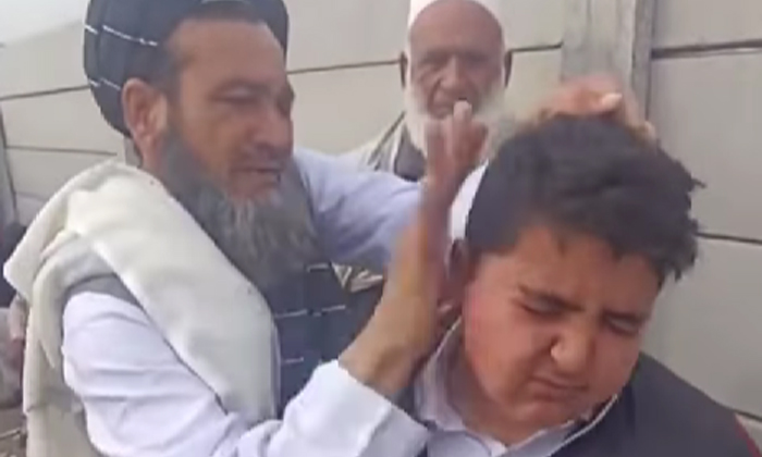 Pakistan Fake Doctor Restore Hearing Issue Video Viral Details, Viral Video Paki Pakistan Fake Doctor Restore Hearing Issue Video Viral Details, Viral Video Paki-TeluguStop.com