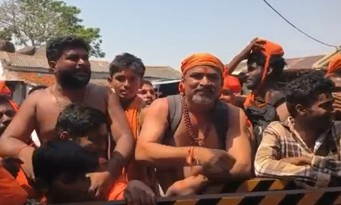  Swamis Chanted Jai Kcr Slogans At Kondagattu Temple , Hanuman Jayanti , Kondaga-TeluguStop.com